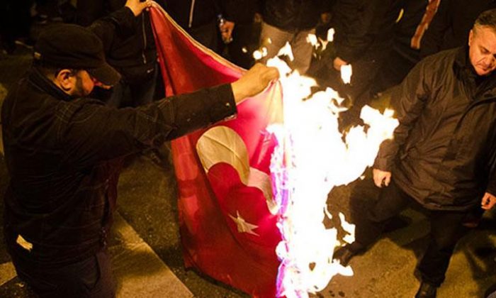 Atina’da Gösterilerde Türk Bayrağı Yakıldı