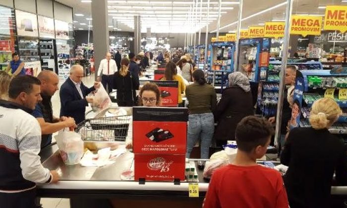 Kosova`da Vatandaşlar Marketlere Akın Etti