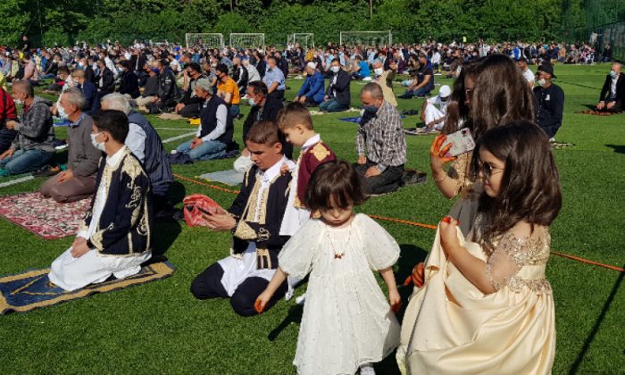 Bulgaristan’da Bayram Namazı Stadyum ve Parklarda Kılındı