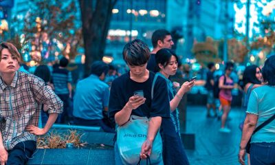 Japonya’da Bir Şehirde Yürürken Telefon Kullanmak Yasak
