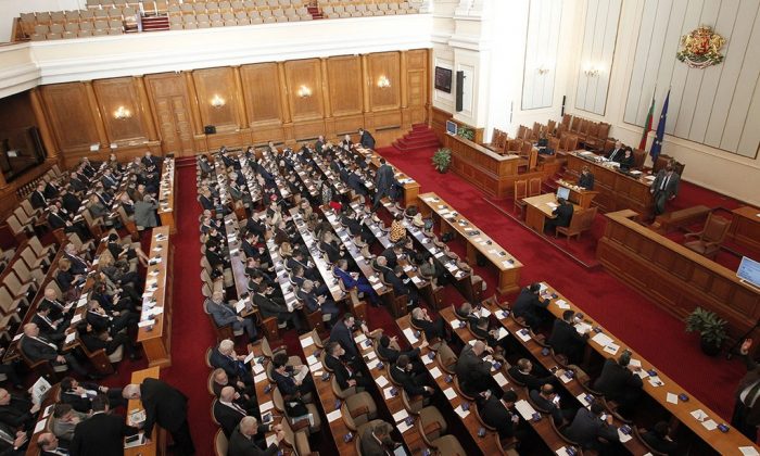Bulgaristan Meclisinde İstifa Sesleri