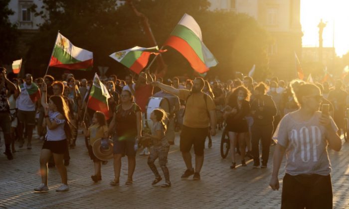 Bakanlar Kurulu Binası Önünde Protestolar Sürüyor