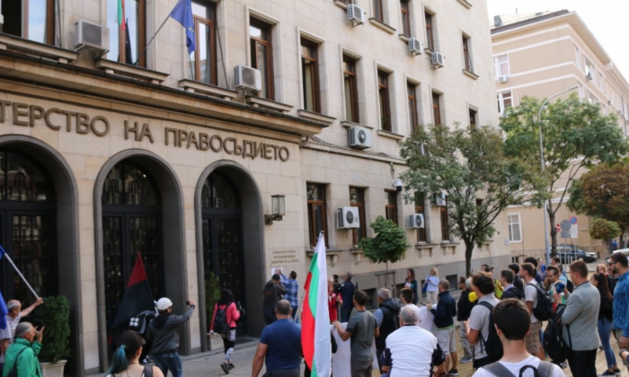 Bulgaristan`da Protestocular Adalet Bakanlığının Önünde