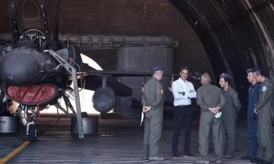 Yunan Başbakan Savaş Uçaklarıyla Poz Verdi!