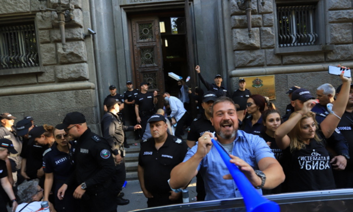 Bulgaristan`da Protestolar Sürüyor..Trafiğe Kapattılar