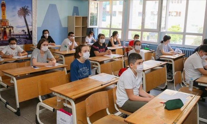 Maske Takmasını Söyleyen Öğretmene Saldırdı