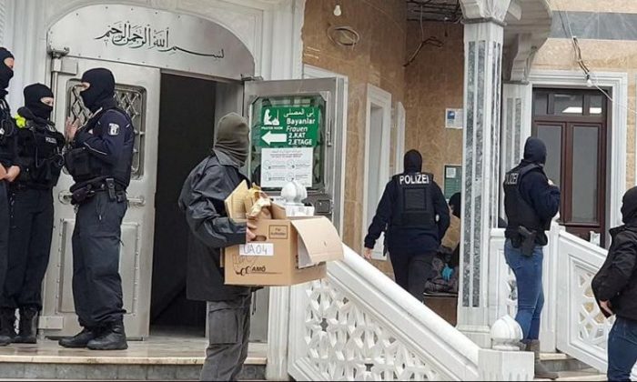 Avrupa’da Camiye Irkçı Polis Baskını