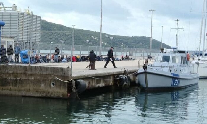 Karadağ`da 50 Kaçak Türk Denizde Yakalandı