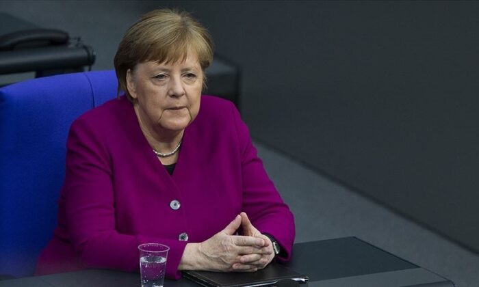 Merkel`den Aşı Geliştiren Türk Bilim İnsanlarına Övgü