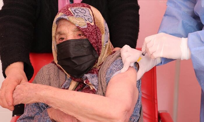 Denizli’de 103 Yaşındaki Bulgaristan Göçmeni Rukiye Nine Covid-19 Aşısı Oldu