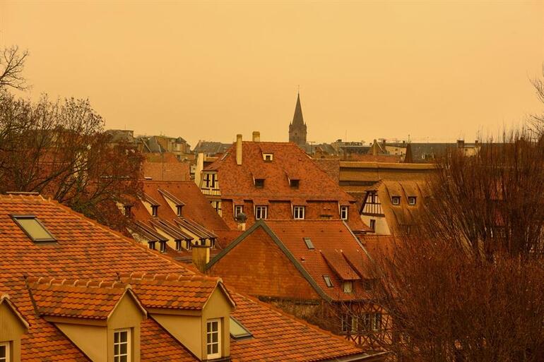 Avrupada şaşırtan görüntü Turuncu kar yağdı