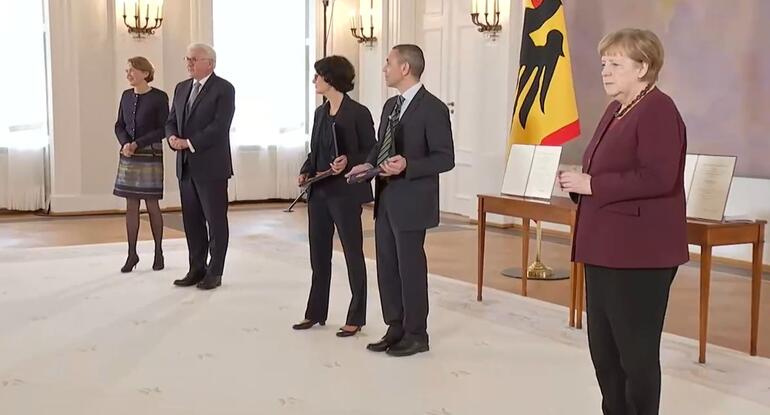 Son dakika: Türk bilim insanları Uğur Şahin ve Özlem Türeciye Liyakat Nişanı