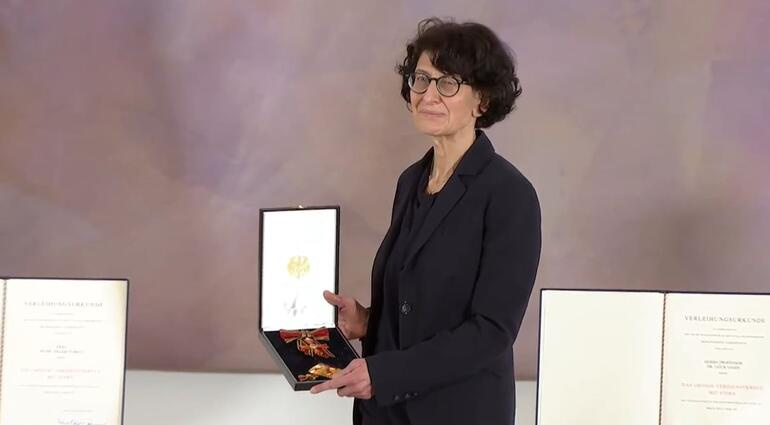 Son dakika: Türk bilim insanları Uğur Şahin ve Özlem Türeciye Liyakat Nişanı