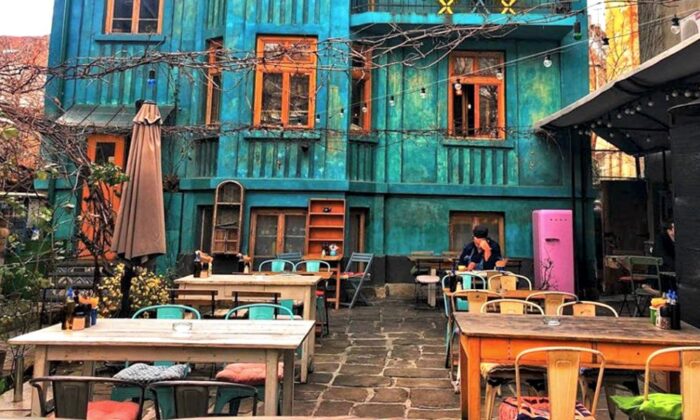 Bulgaristan Sofya’daki Restoranlar Salgın Önlemlerini Boykot Ediyor