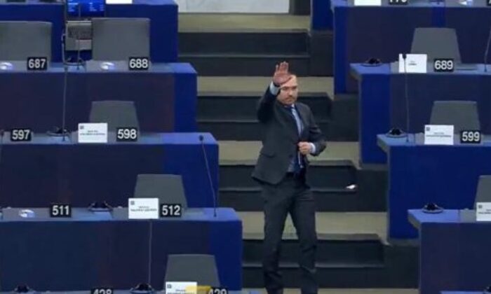 Bulgar Vekil`den Nazi Selamı..Avrupa Parlamentosu Karıştı