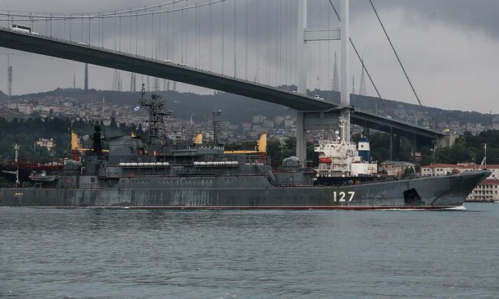 Türkiye, Boğazları Savaş Gemilerinin Geçişlerine Kapattı