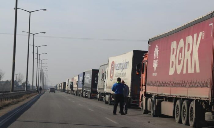 Bulgaristanın Gümrükte Yaptığı Değişiklik Nedeniyle Sebze ve Meyve Dolu Tırlar Günlerdir Bekliyor