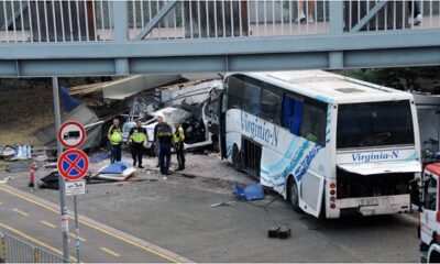 Bulgaristan Burgaz`da Kaçak Göçmen Taşıyan Otobüs, Devriye Polis Arabasına Çarptı..2 Polis Hayatını Kaybetti