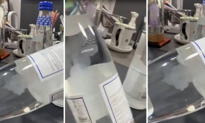 Türkiye`de Bir Vatandaşın Marketten Aldığı Şişe Suların İçinden Denizanası Çıktı