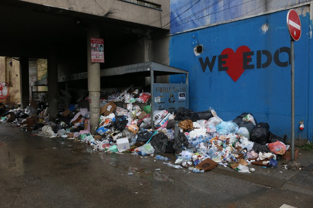 Kosova`da Temizlik İşçilerinin Greve Çıkmasıyla Priştine Sokakları Çöplüğe Döndü