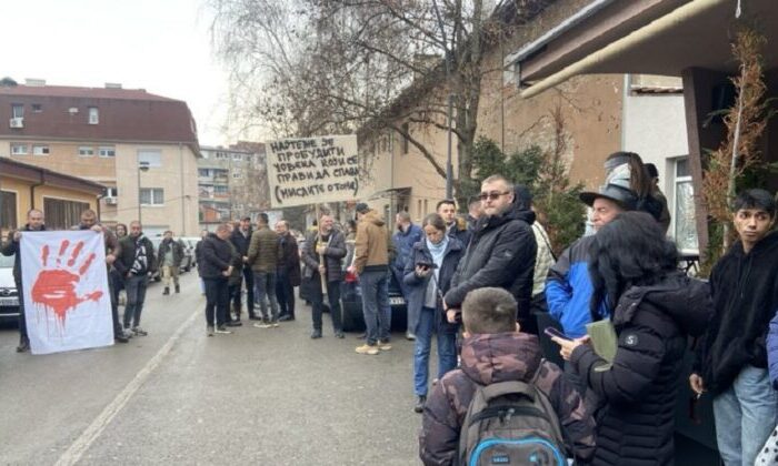 Kuzey Mitroviça’daki Sırplar, Sırbistan’daki protestoyu destekledi