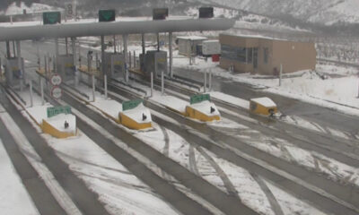 Araç gişe direğine çarptı: 2 yaralı