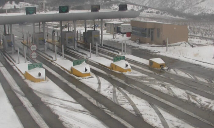 Araç gişe direğine çarptı: 2 yaralı